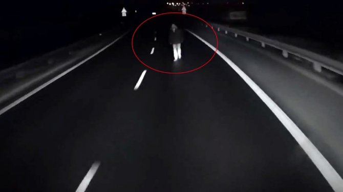 Otoyolda ilerleyen şahıs, korku filmini aratmadı