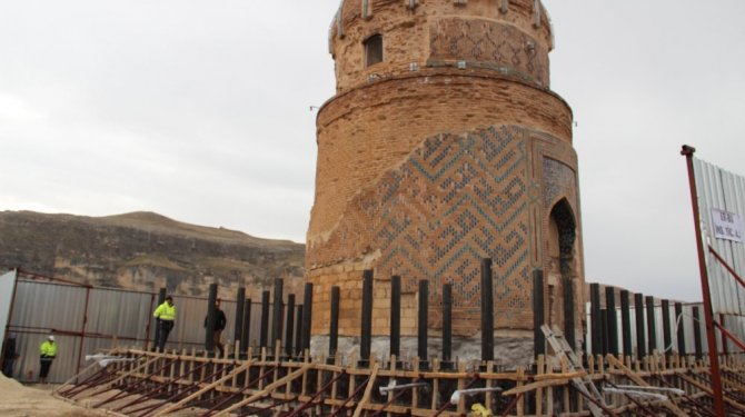 650 yıllık türbe taşınacak