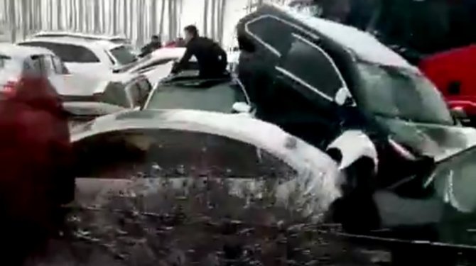 Zincirleme kazanın böylesi 70 araç birbirine girdi