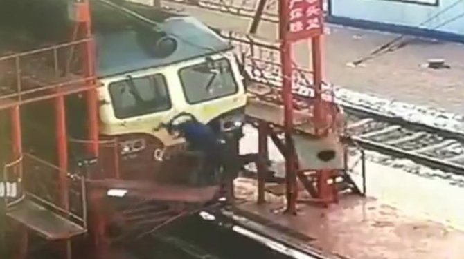 Çin'de İşçilerin talihsiz anı!