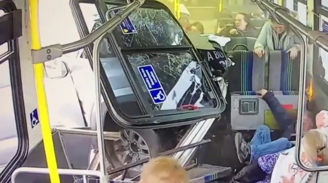 Kamyonet otobüsün içine böyle girdi!