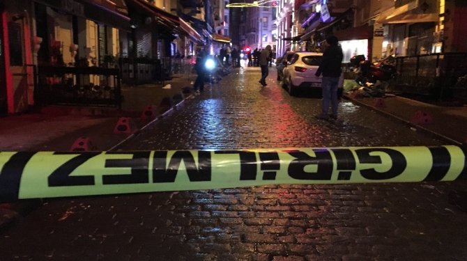 Beyoğlu’nda silahlı kavga: 1’i polis 4 yaralı