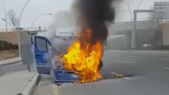 Ankara’da seyir halindeki dolmuş alev aldı