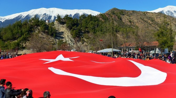 Doğa yürüyüşünde dev Türk bayrağı açtılar