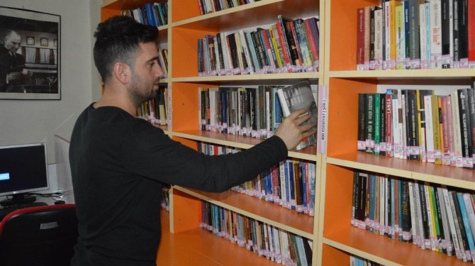 Gönlünü kütüphaneye kaptırdı