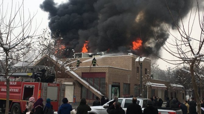 Sinema salonunda korkutan yangın