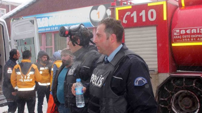 Kahraman polisler 10 kişiyi yangından kurtardı