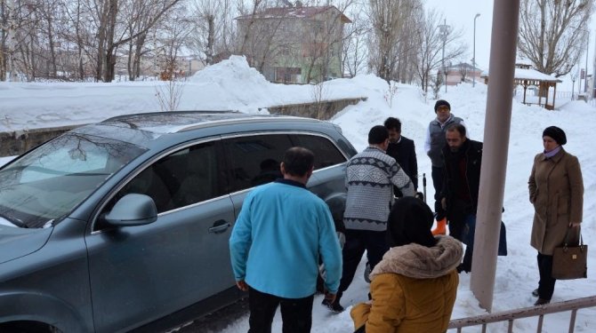 Hamile kadını makam aracıyla hastaneye yetiştirdi