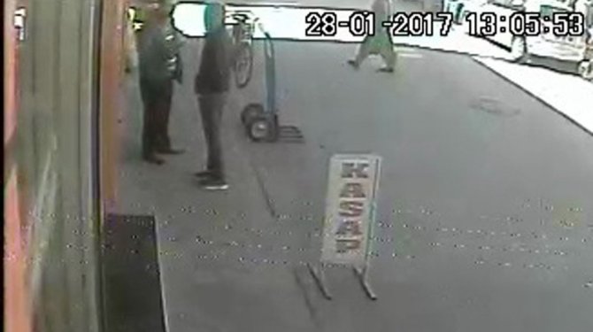 "Telefonunu bırak, git parayı al" dedi, telefonu alıp kaçtı