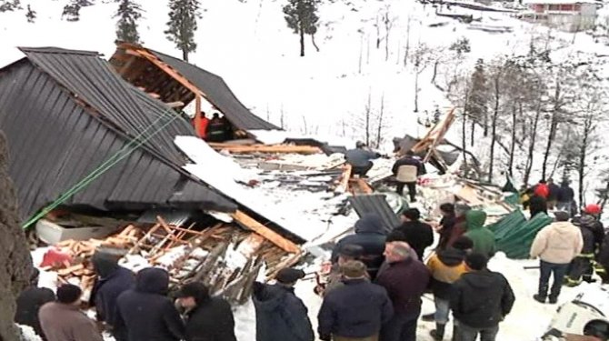 Gürcistan'da çatısı karın ağırlığına dayanamayan ev çöktü