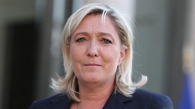 Le Pen'e soru soran gazeteci tartaklandı