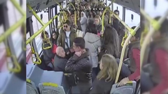 Halk otobüsündeki bıçaklı kişi etkisiz hale getirildi