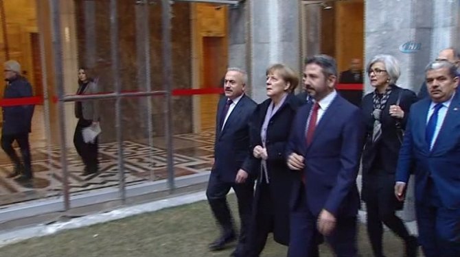 Merkel, Meclis’in bombalanan bölümlerini inceledi