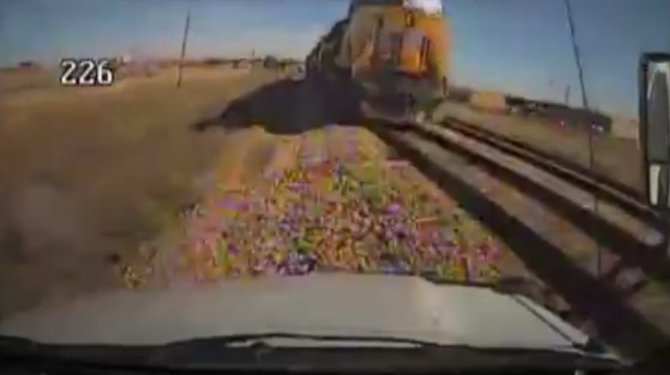 Kontrolden çıkan yolcu otobüsü trenle çarpıştı