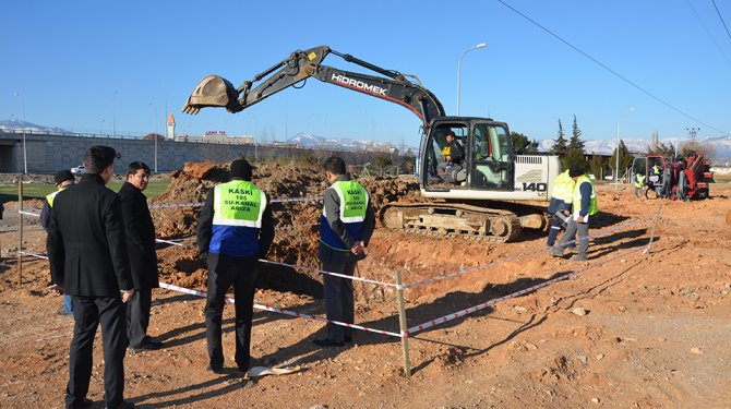 Kaski 14 Metre Derine Kanalizasyon Hattı Döşüyor
