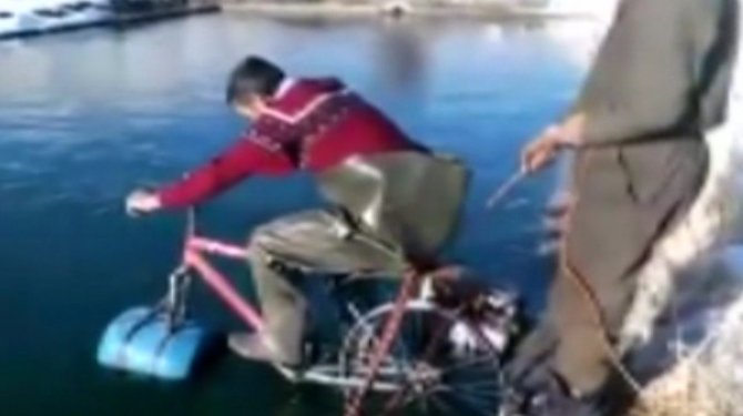 Suda bisiklet sürmeyi denediler