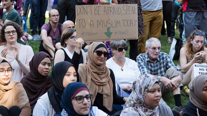 ABD'ye giriş yasağı getirmesi protesto edildi