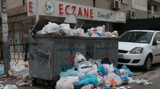 Temizlik işçileri greve gitti, İzmir çöpten geçilmiyor