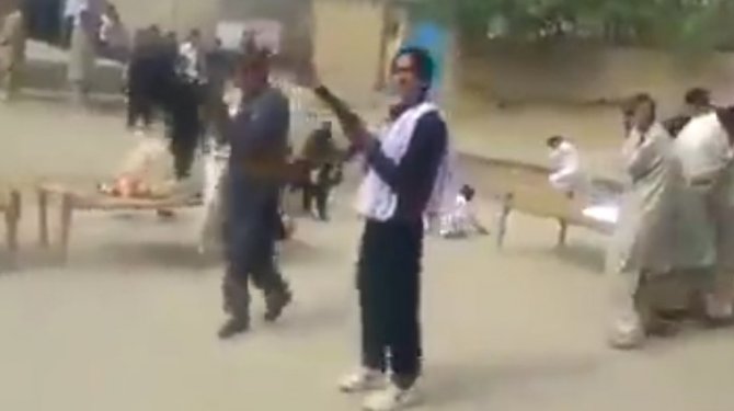 Pakistanlılar, uzun namlulu silahlarla havaya ateş açıyor