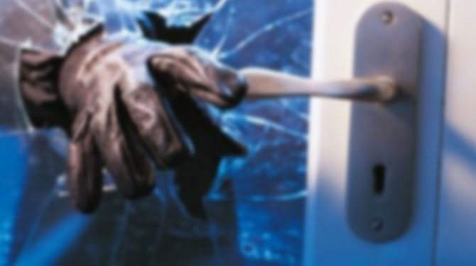 Çaldıkları para ile cep telefonu satın alırken yakalandılar