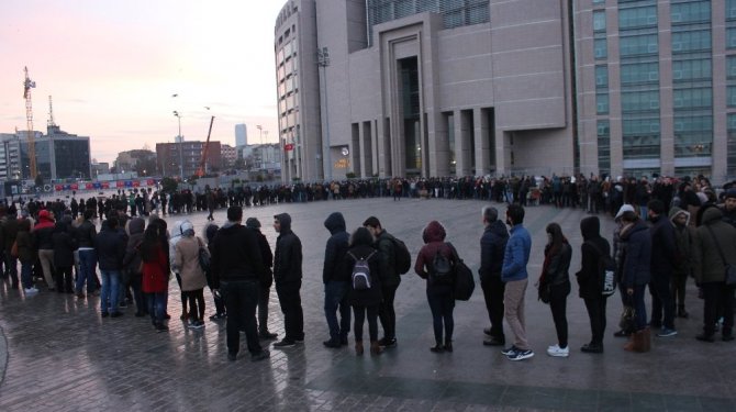 İstanbul Adliyesi önünde katiplik kuyruğu