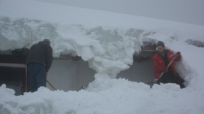Otellerin buzlarını kırarak ekmeklerini kazanıyorlar