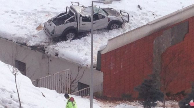 Araç binanın çatısına düştü: 1 ölü