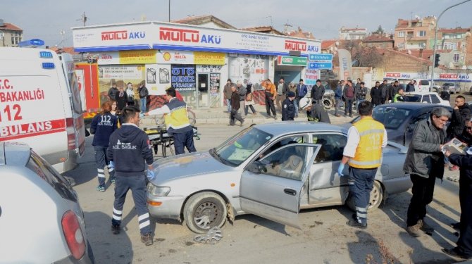 Kaza sonrası araçta mahsur kaldılar