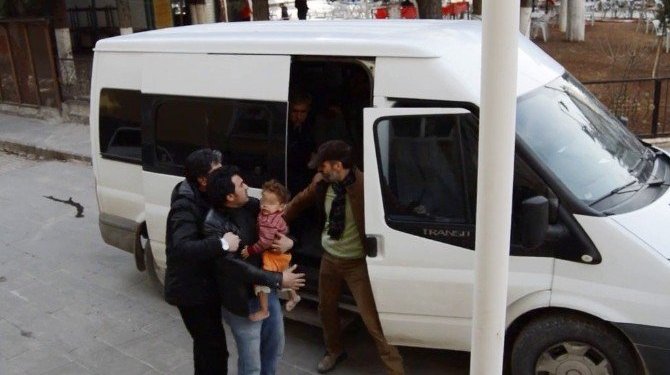 Karısı cezaevine giden baba çocuğuyla ortada kaldı