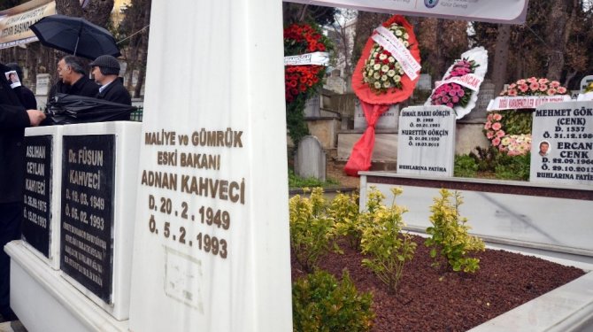Adnan Kahveci kabri başında anıldı