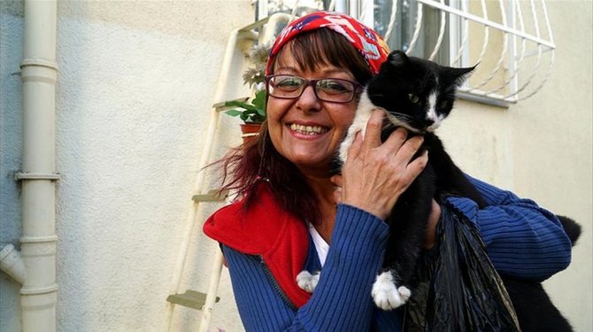 Evinin sıcağına kedileri de ortak etti