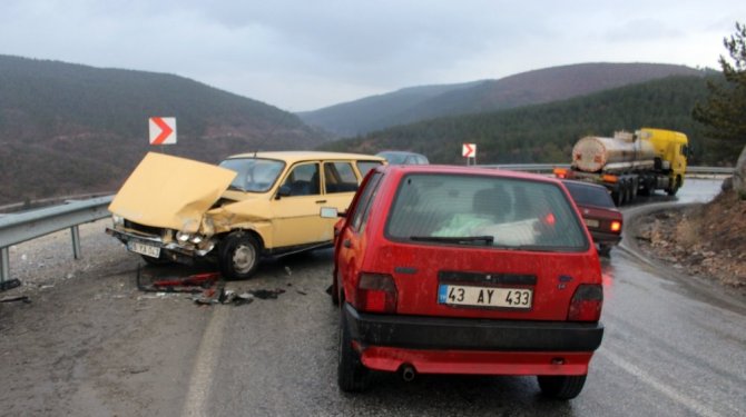 İki otomobil çarpıştı: 6 yaralı