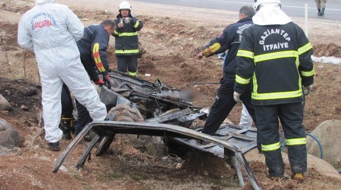 Gaziantep'te takla atan araç yanarak kül oldu; 3 ölü