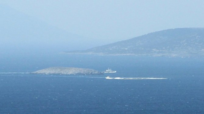 Türk askeri Türk karasularını ihlal eden Yunan botunu geri püskürttü