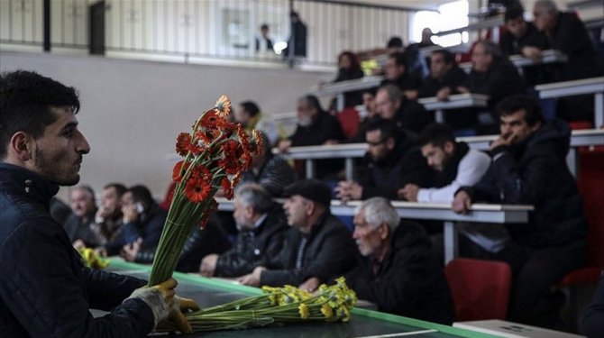 Çiçekçiler 14 Şubat'tı heyecanla bekliyor