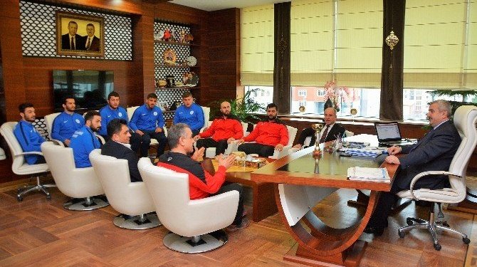 Körfezli güreşçiler, Kahramanmaraş'tan evlerine kupayla döndü