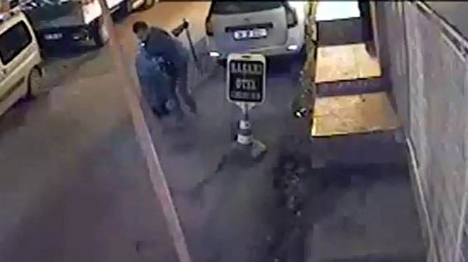 Güçlükle yürüyen yaşlı kadını gasp kamerada