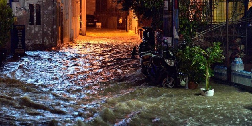 İşte sağanak yağışın yolları dereye dönderdiği o ilçemiz!