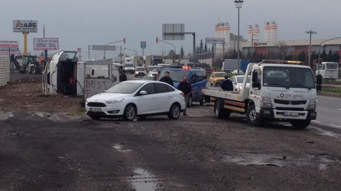 İşçi servisi devrildi: 12 yaralı