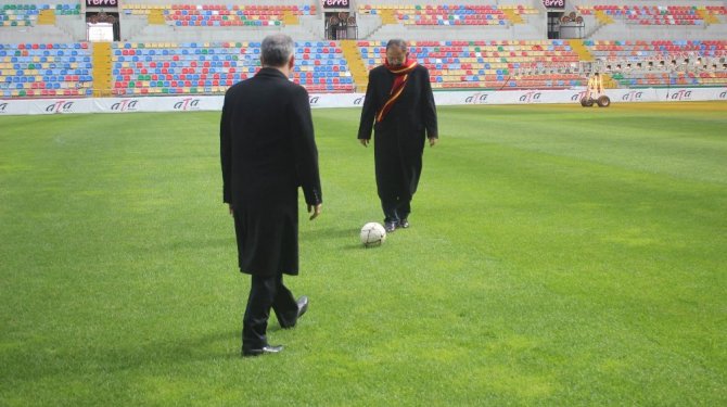 Bakanlar, Kadir Has Stadı’nda top oynadı