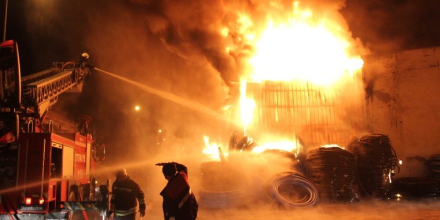 Plastik boru fabrikasını alevler sardı