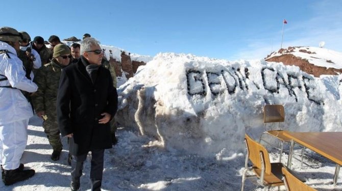 Vali eksi 35 derecede nöbet tutan askerleri ziyaret etti