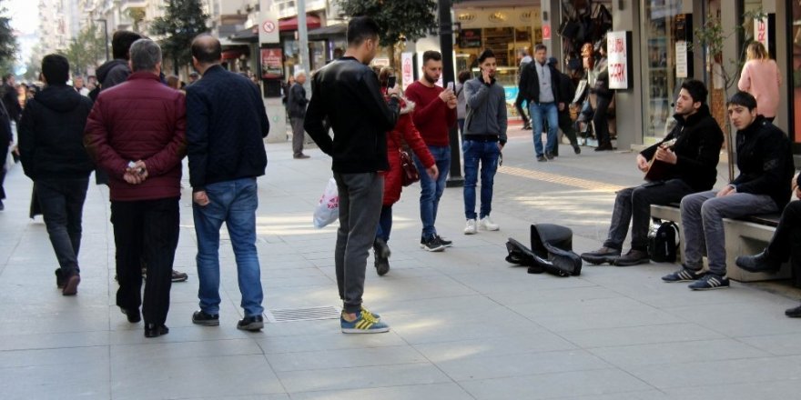Berberliği bıraktı, sokak müzisyeni oldu