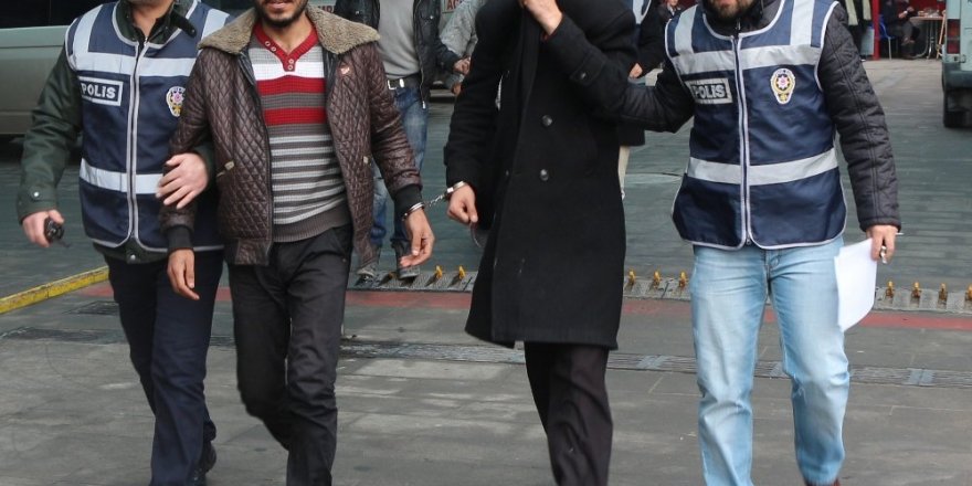 Güvenlik kamerasını da çalmalarına rağmen yakayı ele verdiler