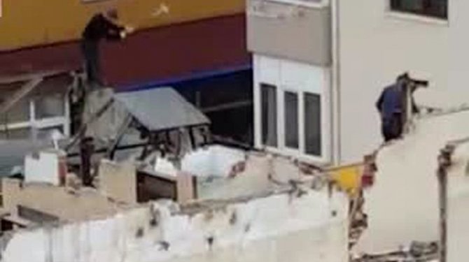 Üzerine bastıkları blokları balyozlarla kırdılar