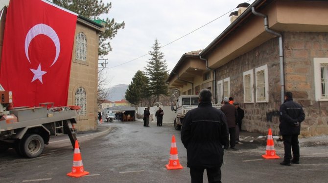 Şehit üsteğmenin memleketinde hüzün hakim