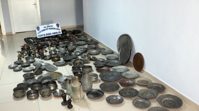 Antikacıdan çalıp hurdacıya sattılar