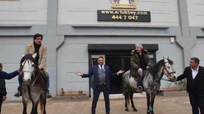 Uygur kardeşler ata bindi: Espriler havada uçuştu