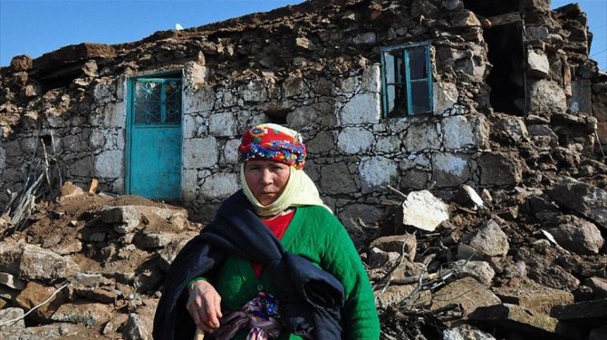 Evinin enkazından elleriyle kazarak çıktı