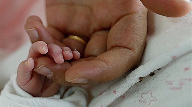 Yeni doğan bebeğini satılmaktan kurtardı